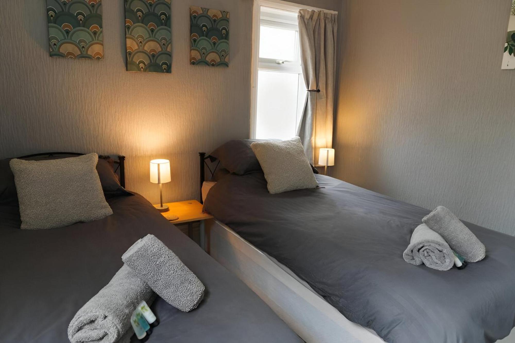 Seaside Solace 2Br With Scenic Coastline Views Лландидно Екстер'єр фото